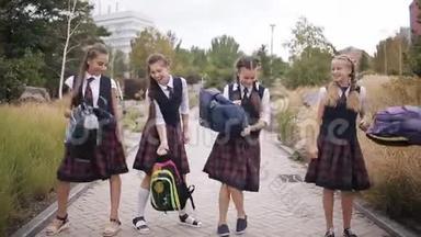 <strong>放学</strong>后在公园里玩的一群女学生。 跳舞，把背包扔到空中。